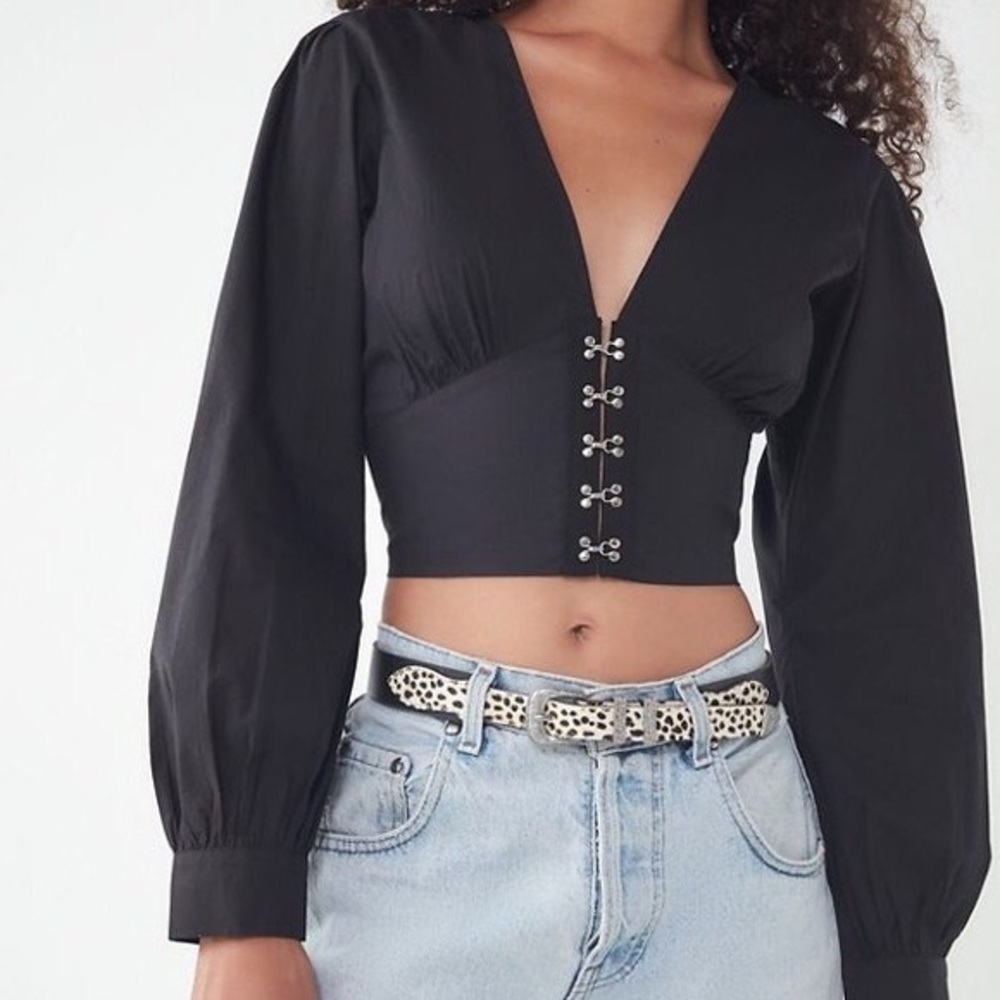 Urban Outfitters Hook Front Top 🖤 Size Small.